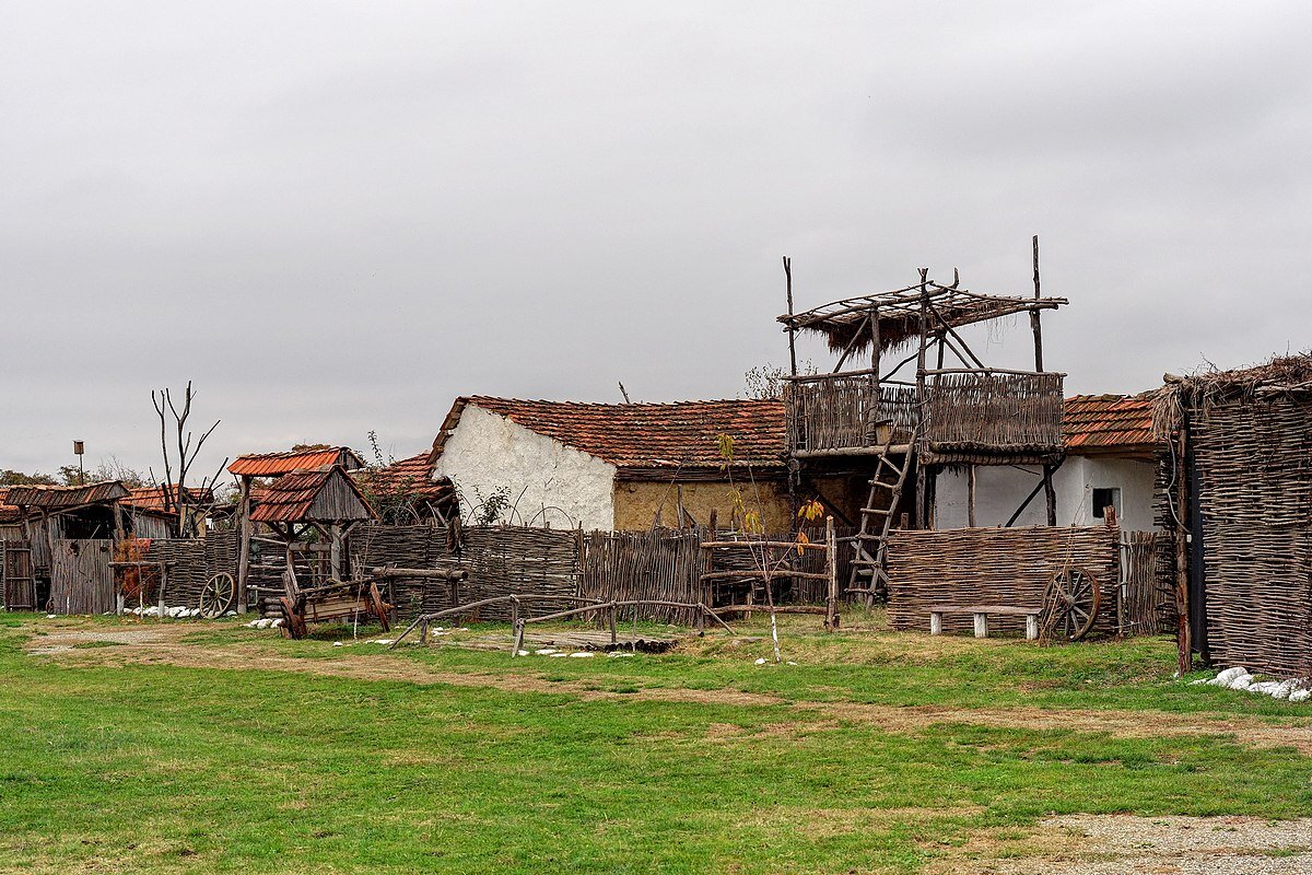 Жилище чеченцев. Этнографический музей Шира Котар. Музей Шира-Юрт. Шира Юрт Чечня музей. Этнографический музей Шира Юрт