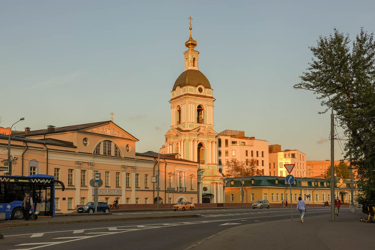 Прогулка по Москве. Гастроном, который сожгли Коровьев и Бегемот, дом из  