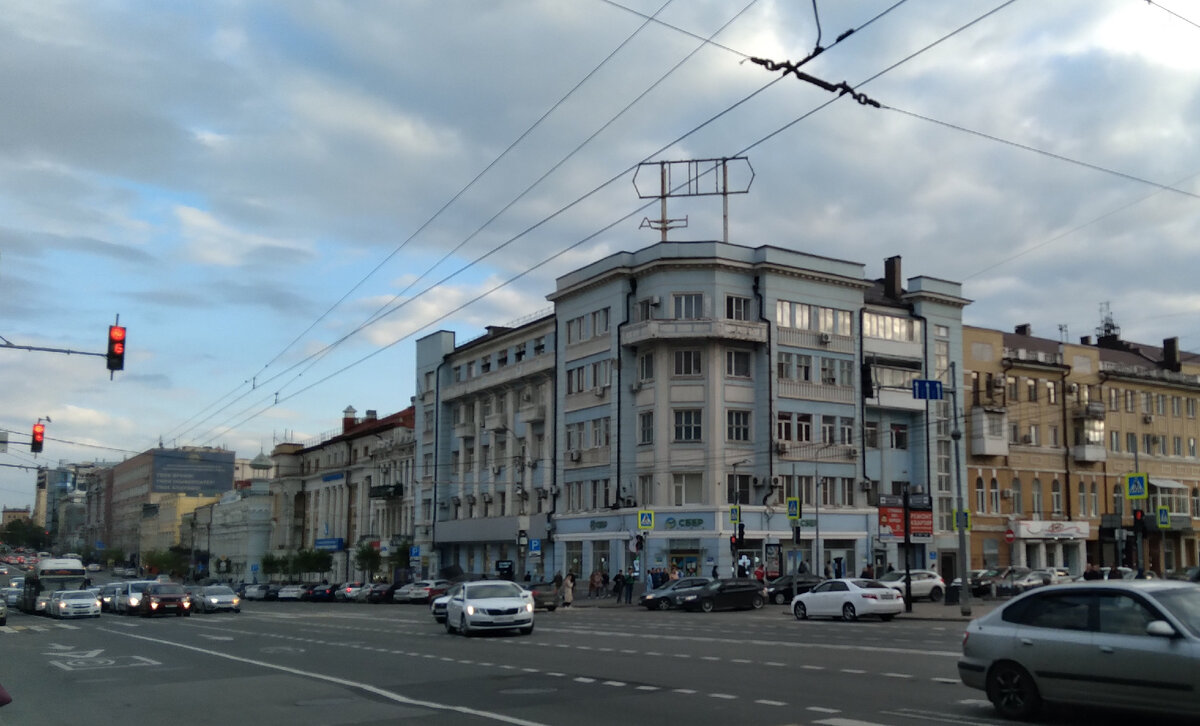 Ростов-на-Дону, пересечение Ворошиловского проспекта и улицы Пушкинской. Кто помнит, какая реклама пафосно торчала над бывшим «Тавром»?