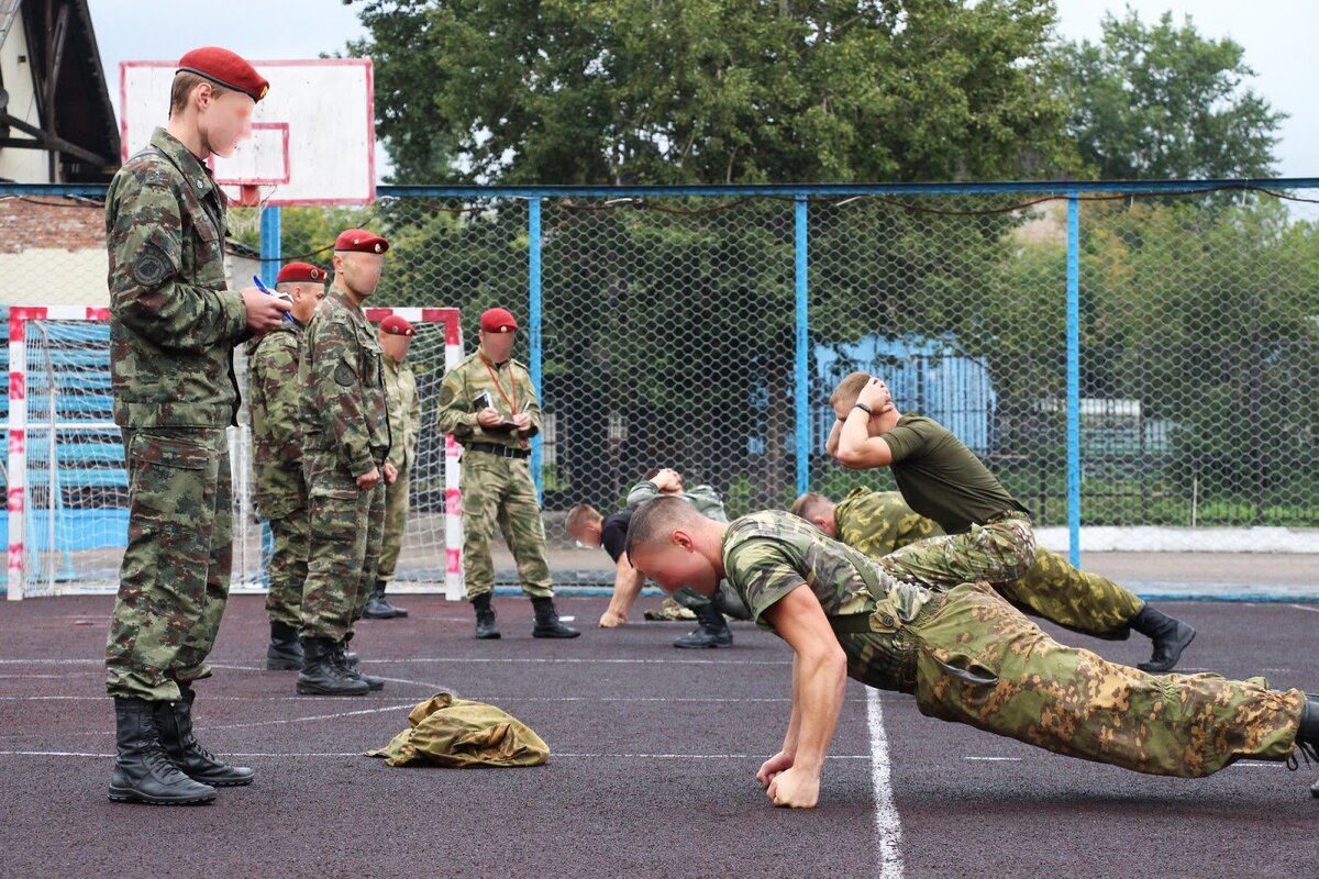 Военные отжимаются