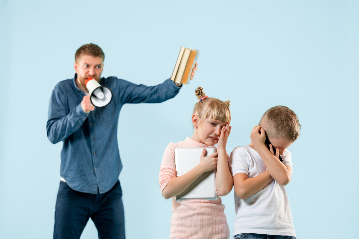 источник фото: <a href="https://ru.freepik.com/free-photo/angry-father-scolding-his-son-and-daughter-at-home-studio-shot-of-emotional-family-human-emotions-childhood-problems-conflict-domestic-life-relationship-concept_13343451.htm#query=%D1%83%D1%87%D0%B8%D1%82%D0%B5%D0%BB%D1%8C%20%D1%80%D1%83%D0%B3%D0%B0%D0%B5%D1%82%20%D0%B4%D0%B5%D1%82%D0%B5%D0%B9%20%D0%B2%20%D1%88%D0%BA%D0%BE%D0%BB%D0%B5&position=10&from_view=search&track=ais">Изображение от master1305</a> на Freepik