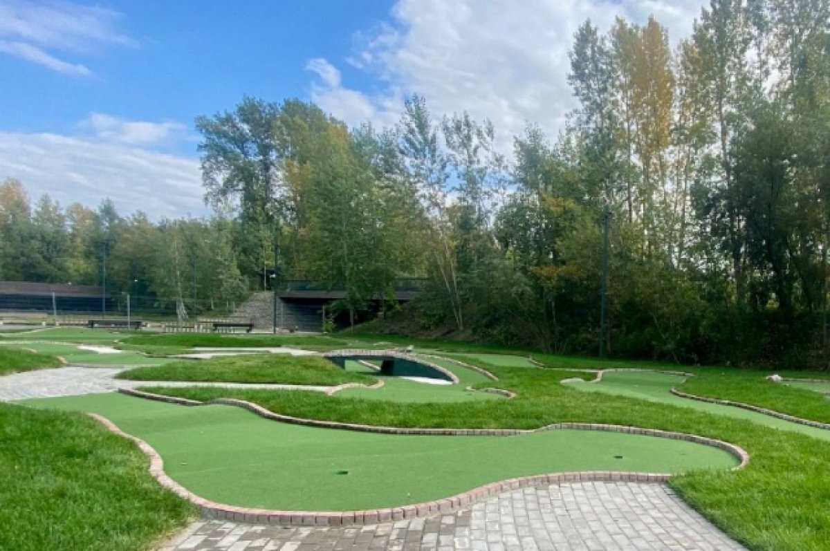    В Красноярске на острове Татышев появилась площадка для игры в мини-гольф
