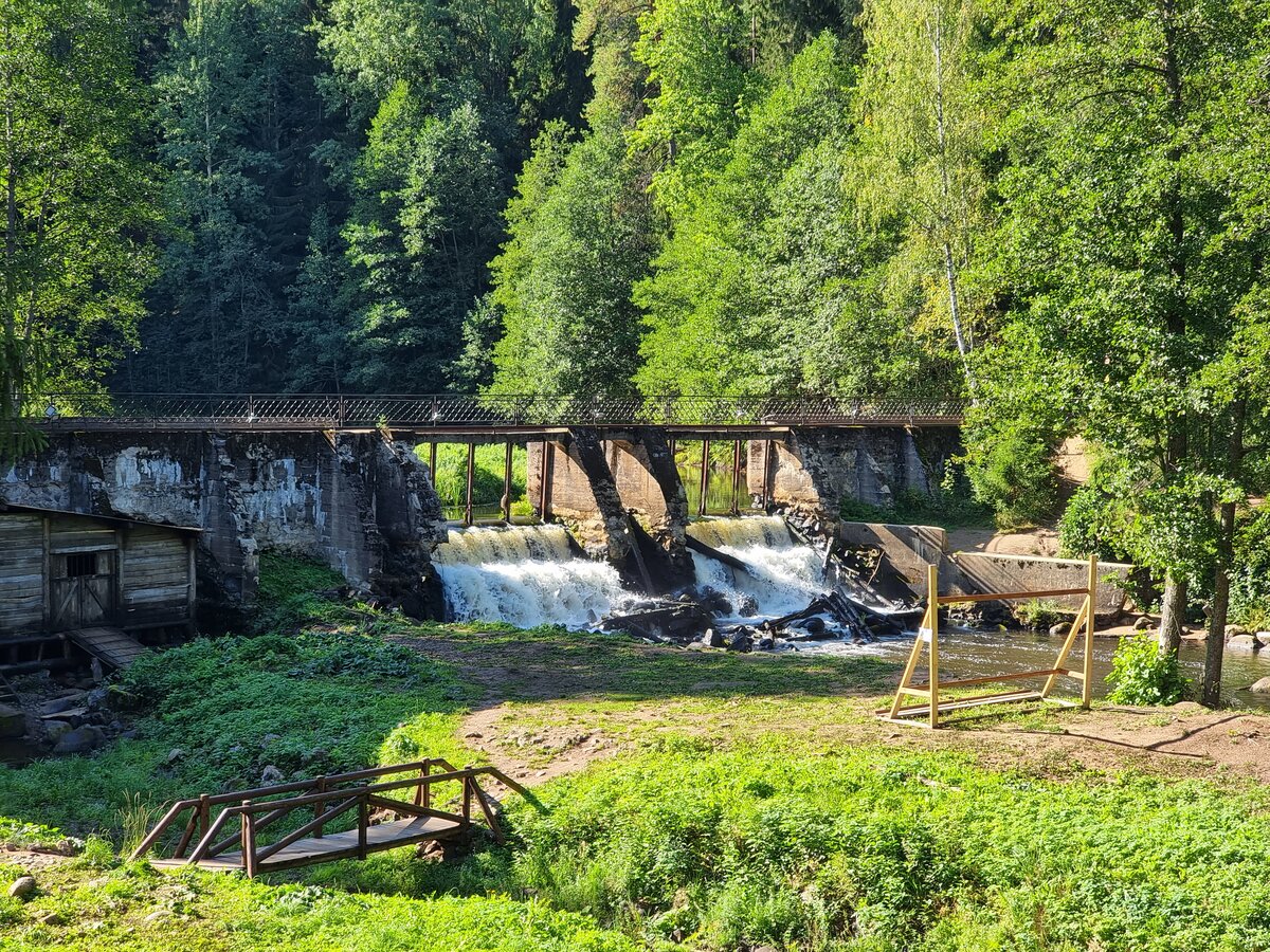 Вид плотины с территории базы отдыха