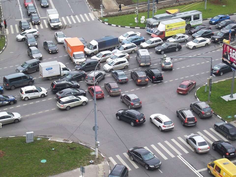 Выезд на перекресток на красный. Машина на перекрестке. Затор на перекрестке. Автомобильная пробка на перекрестке. Затор ПДД.