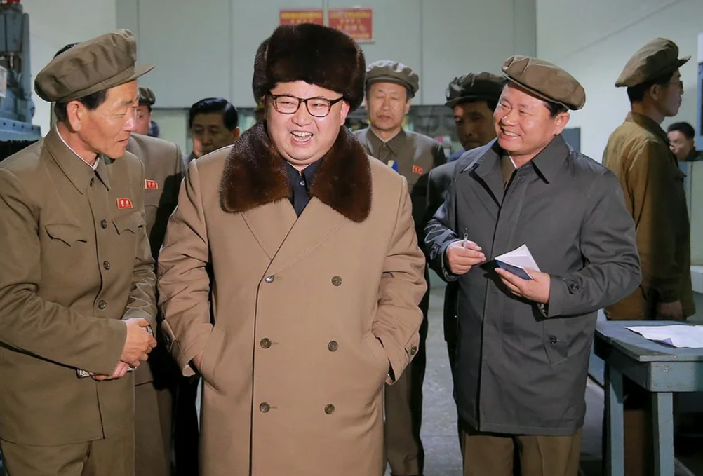 Мужчины северной кореи. Одежда Северной Кореи 2022. Мода Северной Кореи 2022. Северная Корея одежда мужская. Северная Корея стиль одежды.