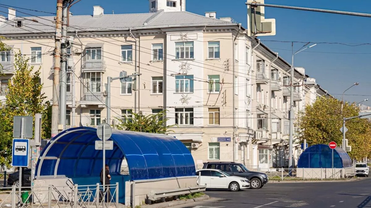     Жителей Казани возмутило сочетание цветов навеса над подземными пешеходными переходами и близлежащих домов. Они считают, что синий поликарбонат не подходит к «сталинкам» на пересечении Декабристов и Восстания. Об этом пишет урбан-активист Дмитрий Сагдеев в своем Telegram-канале «Кояш».