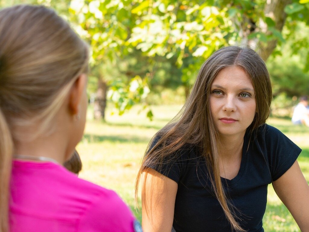 Диалог с братом. Диалог между друзьями. Диалог с сестрой. Два подростка общаются. Диалог в семье.