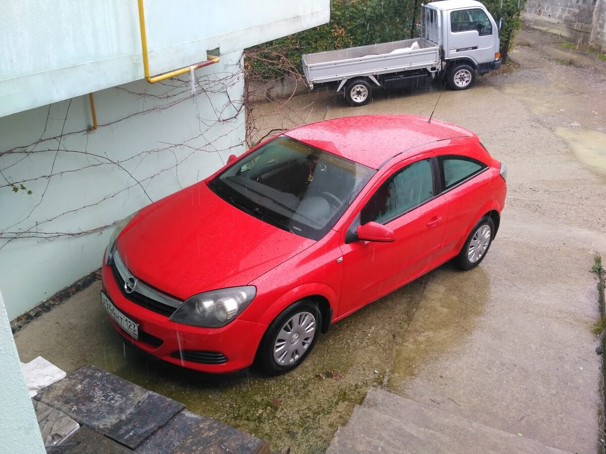 Астра 2006г. на роботе. Хороший автомобиль для двоих. Хотя на втором ряду спокойно помещаются 3-е взрослых.