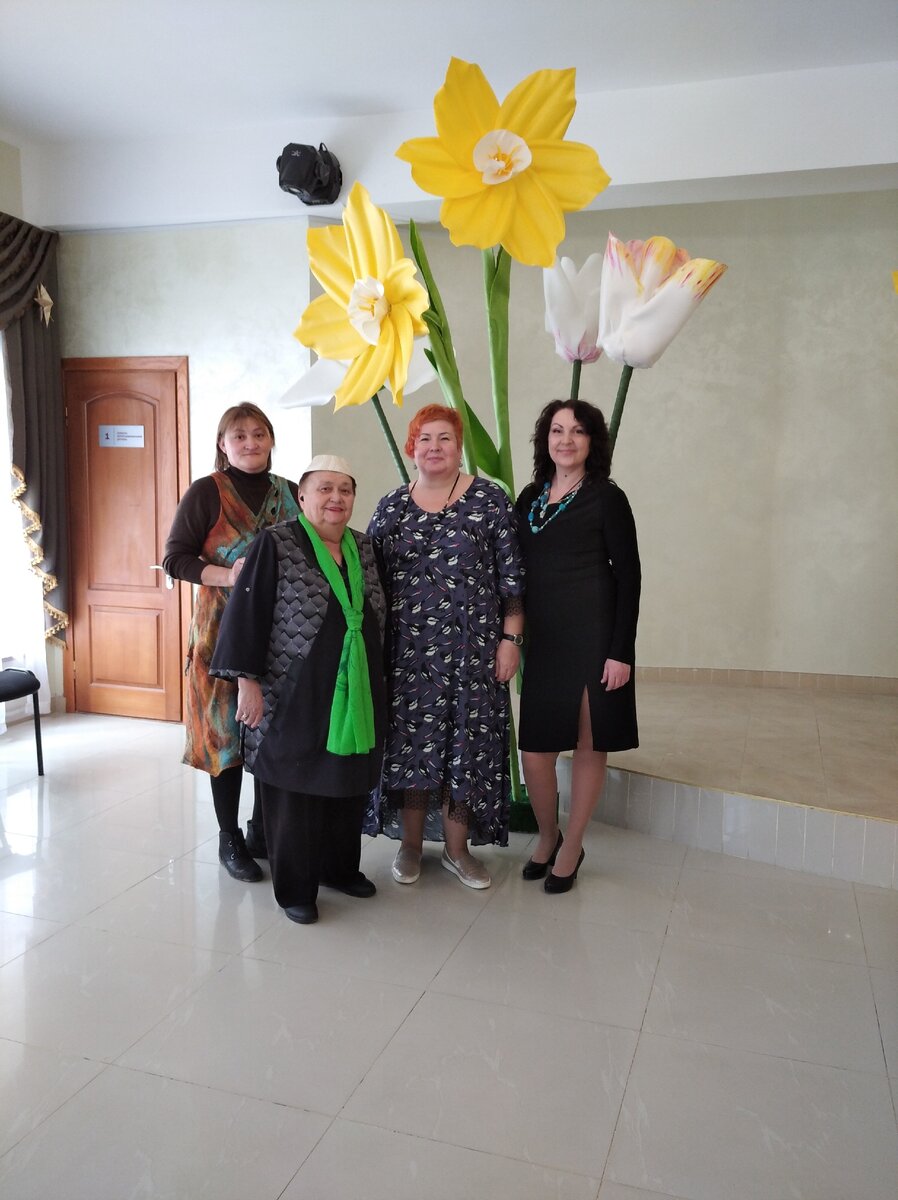 Слева: Светлана Сергеева-координатор нашей Ассоциации, мастер по коже, Эдие Усеиновна Шаменова - руководитель Ассоциации по развитию творчества народов Крыма, Заслуженный деятель культуры Крыма, душа нашей организации; Тамара Климова - мастер по валянию, Наталья Шумеева - мастер по валянию