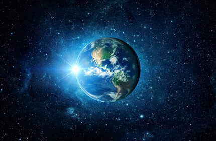 Эпоха покорения космоса нашла чёткое отражение в культуре и общественной жизни СССР: каждый советский школьник в своё время мечтал стать космонавтом или лётчиком-испытателем, люди в запой зачитывались научно-фантастической литературой, а День космонавтики стал всенародно почитаемым праздником. Не обошла сия тенденция стороной и музыку, но если молодёжь в числе «космических» песен былых времён назовёт разве что «Землян» с их «Травой у дома », то более старшее поколение неизбежно вспомнит «Нежность». Давайте узнаем, как создавалось это произведение и почему оно стало любимым у советских лётчиков-космонавтов.