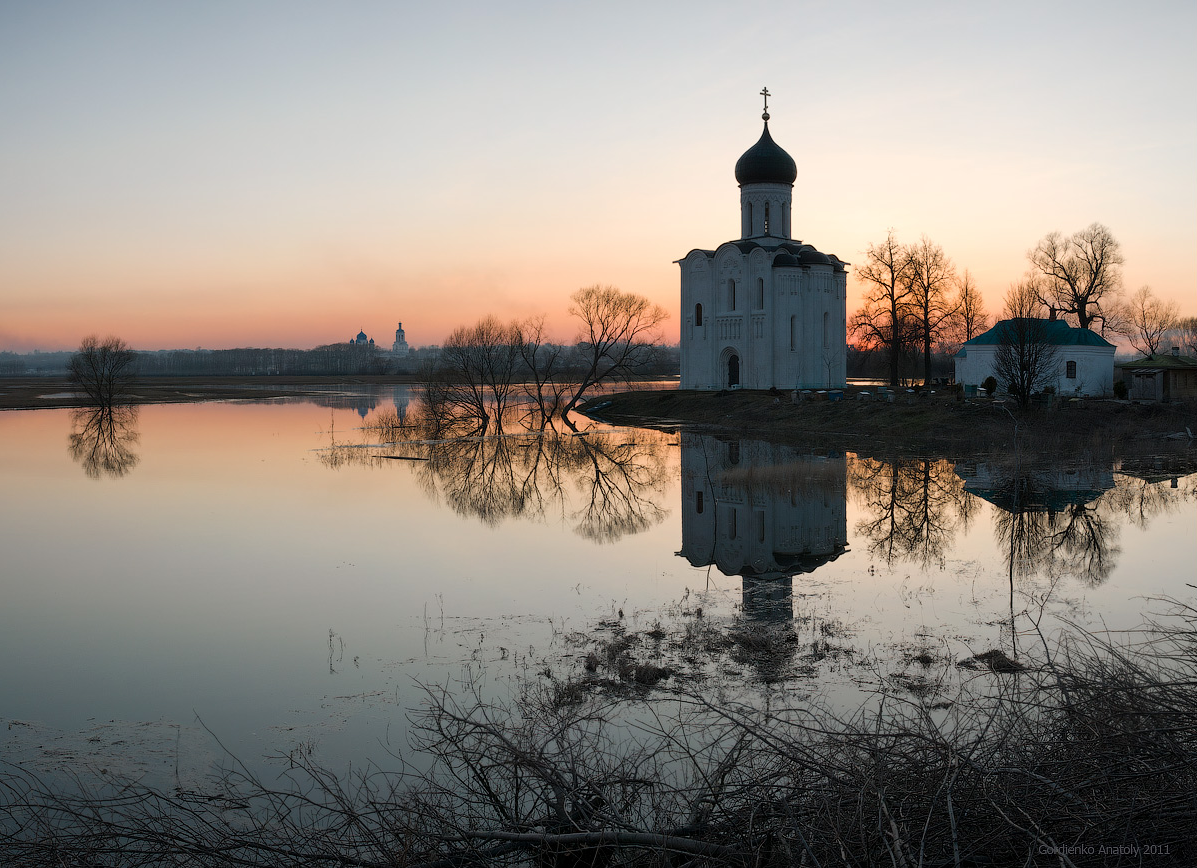 Памятник на нерли. Храм Покрова на Нерли. Церковь Покрова на Нерли разлив. Покрова на Нерли во Владимире. Храм Покрова на Нерли на памятник.