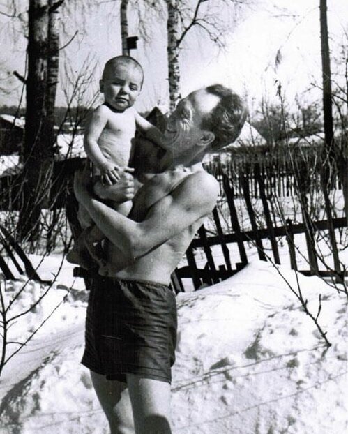 Борис Павлович с сыном Алексеем. Фото с сайта семьи Никитиных http://nikitiny.ru/media-gallery/detail/53/115