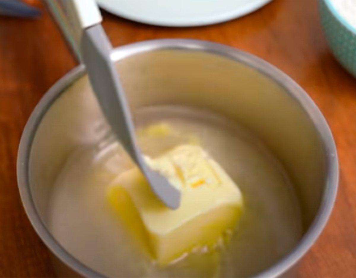 растапливаем сахар и масло