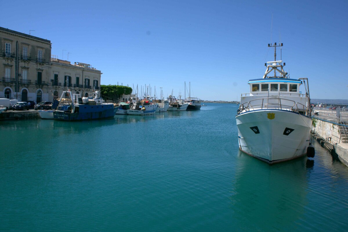 По мосту из новых районов Сиракуз в старую