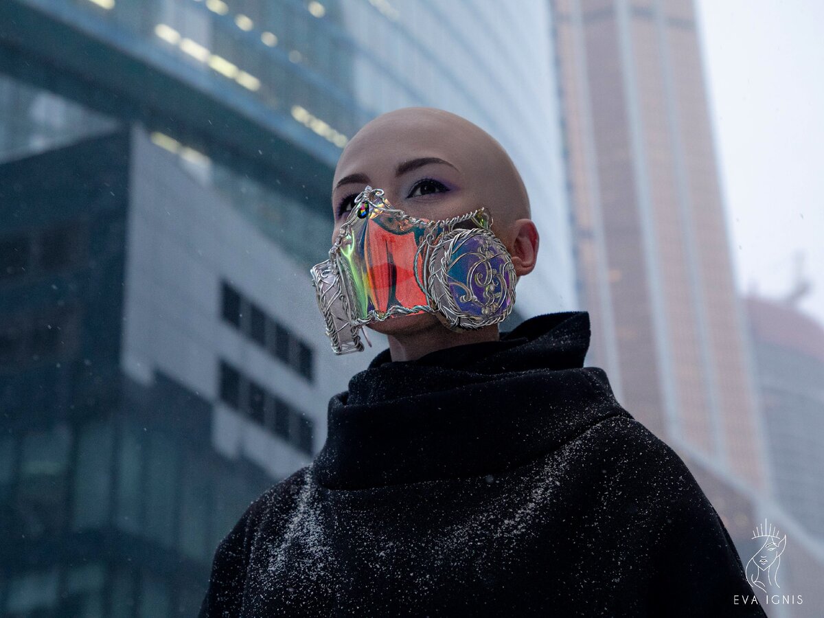 Фото автора с показа в Милане в дизайнерской маске Eva Ignis