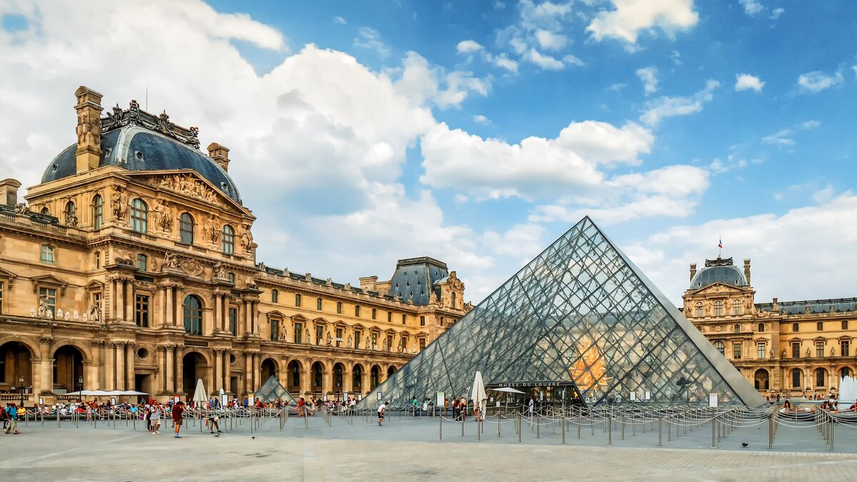 Источник: https://img5.goodfon.ru/original/1920x1080/c/8c/frantsiia-parizh-luvr-louvre-paris-france-ploshchad-dvorets.jpg