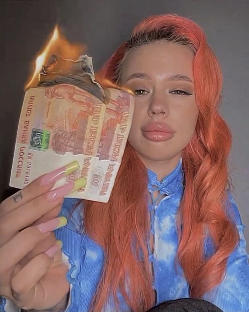 Наша героиня сжигает деньги, которые она должна была заплатить своим стилистам за проделанную работу.