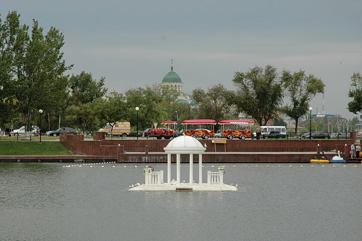в центре озера домик для лебедей