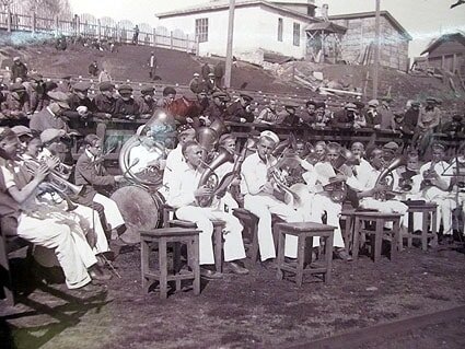 Выступление в Петрозаводске духового оркестра финской средней школы №2. 1930-е годы. Фото с выставки в Национальном музее Карелии