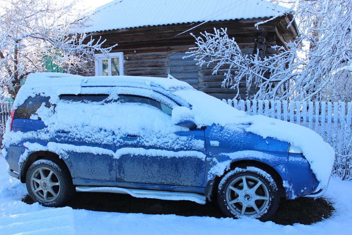 Мыть машину возле частного дома. Honda HR-V зимой на снег.