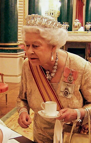 Королева Великобритании Елизавета II  за завтраком.