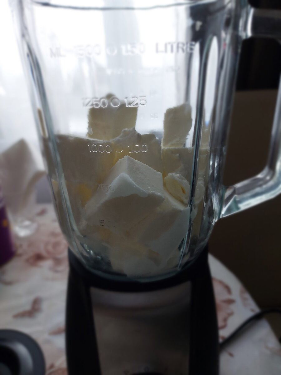 Я купила самый большой пакет мороженого, который смогла найти - 1 кг. Мороженое - обычный пломбир.