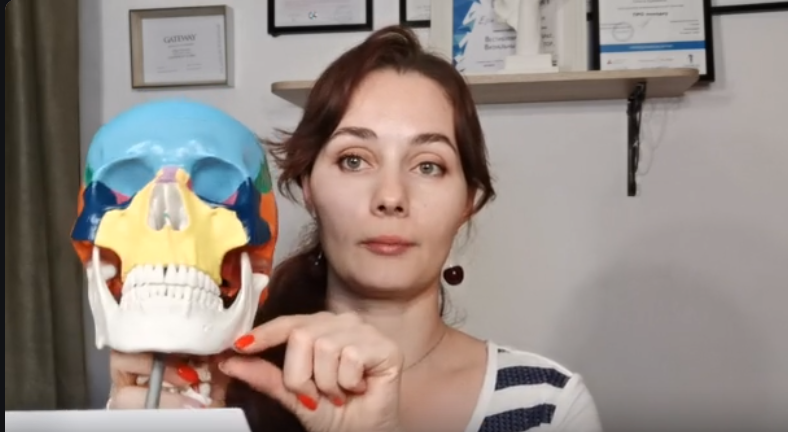 Стоп-кадр с видео на Дзен-канале "Молодость без уколов", тренер Ольга Еремина