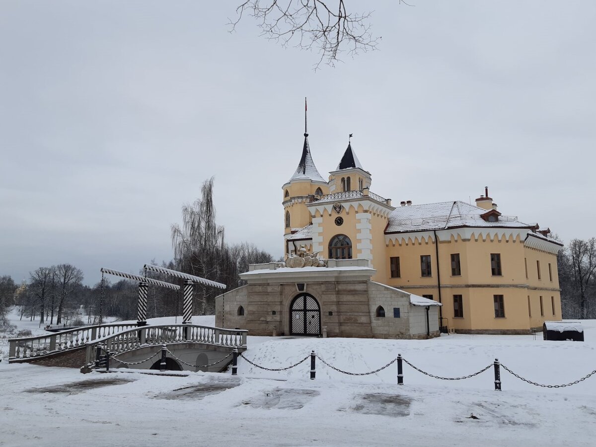 Павловск. Крепость и замок Мариенталь (Бип) Когда-то на холме стояла земляная шведская крепость. Потом великая княгиня Мария Фёдоровна присмотрела эту территорию, чтобы построить здесь загородный дворец. Дворец в 1778-1779 годах соорудил Камерон. (А, может быть, Патон). Он же разбил вокруг дворца пейзажный парк. И то и другое назвали Мариенталь.