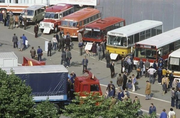 В 1984 году на территории московской ВДНХ проходила большая автомобильная выставка "Автопром-1984". Советский автобусы.
