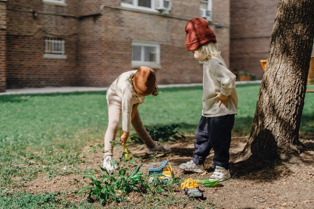 Две девочки познают мир через игру. Источник фотографии – сайт: www.pexels.com