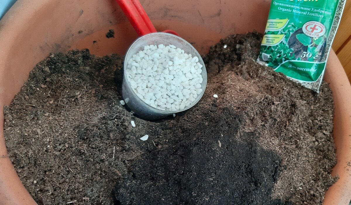 Добавляю органоминеральное удобрение по инструкции. Фото автора.