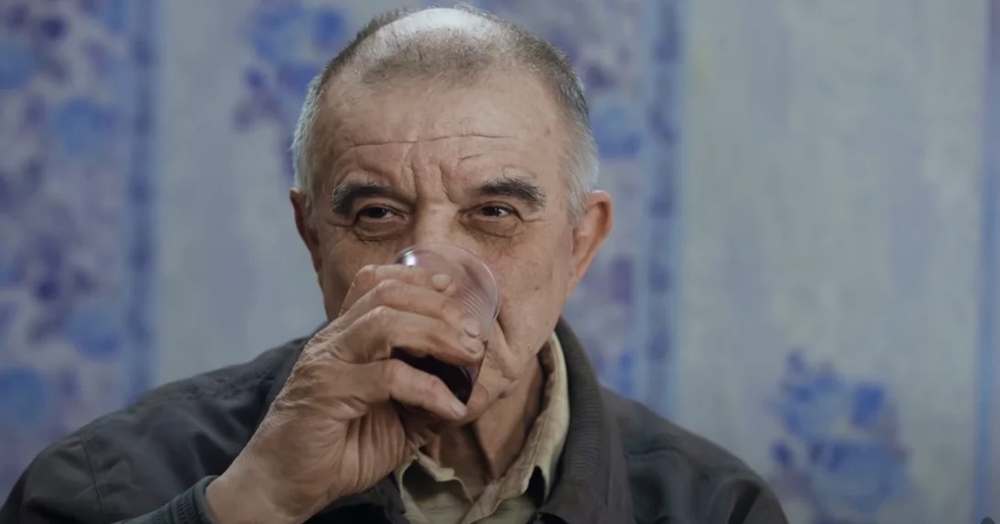 На данной фотографии находится вообще не обычный пожилой человек , а самый настоящий маньяк.