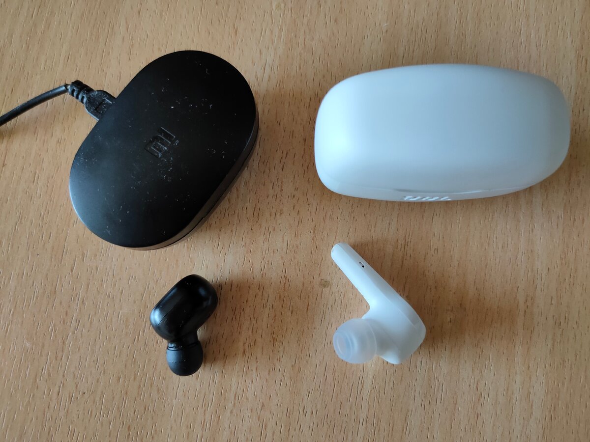 Черные это Xiaomi, которые стоят сейчас около 1700, их в том году брала за 2100. Белые это JBL взяла за 2600.