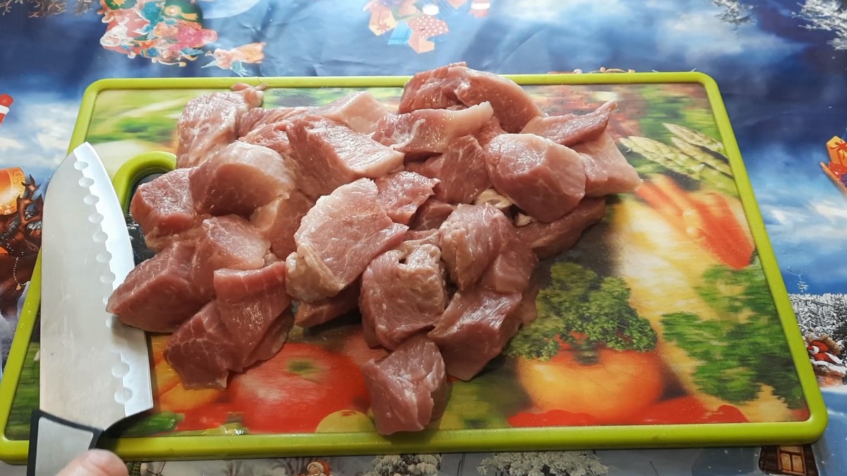 Нарезаем мясо кусочками