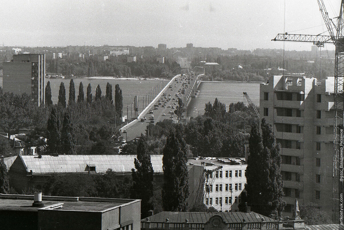 Днепропетровск - прекрасный город, мы любили ездить туда к родственникам, по пути на море всегда останавливались на пару дней. Источник фото: https://artkostyuk.com