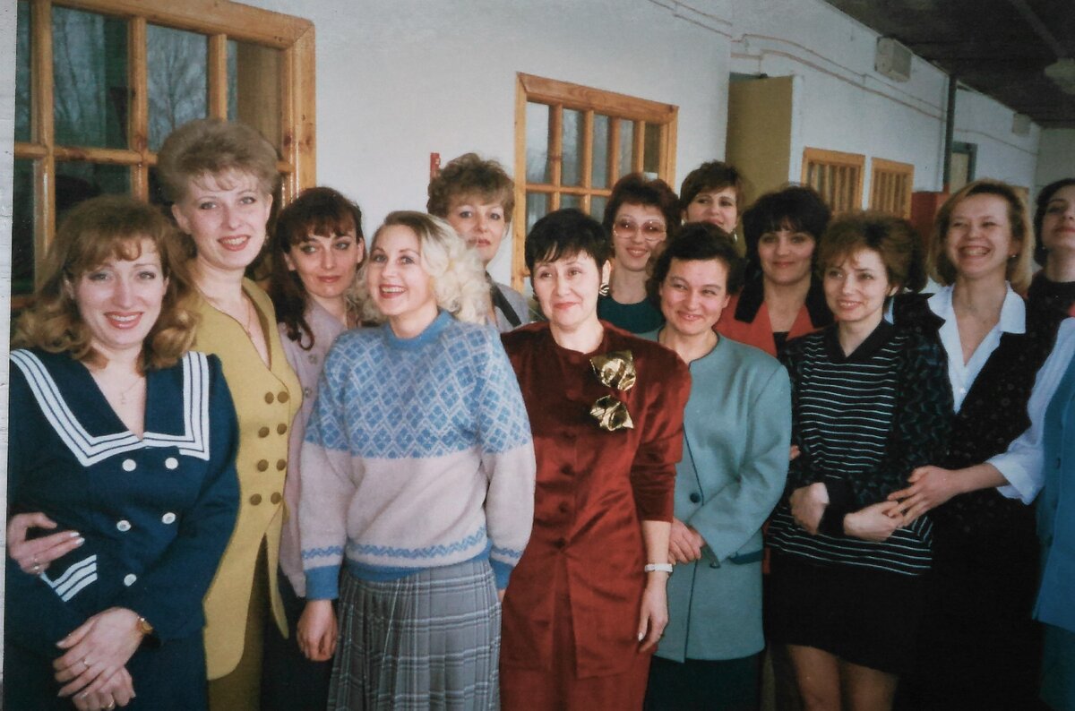 У нас был замечательный коллектив, повеселиться мы любили. Я уже не помню, что это за праздник, рискну предположить, что 8 Марта, и наши мужчины готовят нам сюрприз.
