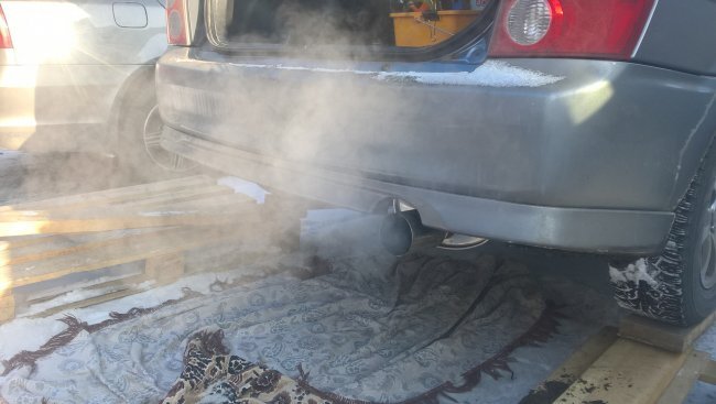 Сначала в салоне можно ощутить неприятный запах, после чего возникает сонливость. Если появились эти тревожные симптомы, нужно сразу открыть двери и проветрить автомобиль