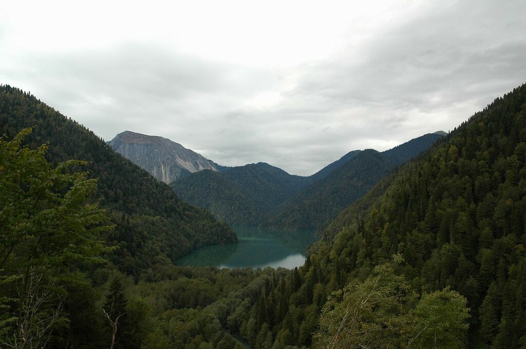 Озеро рица как добраться. Озеро Рица смотровая площадка. Дорога на озеро Рица Абхазия. Дорога к озеру Рица серпантин. Абхазия серпантин на озеро Рица.