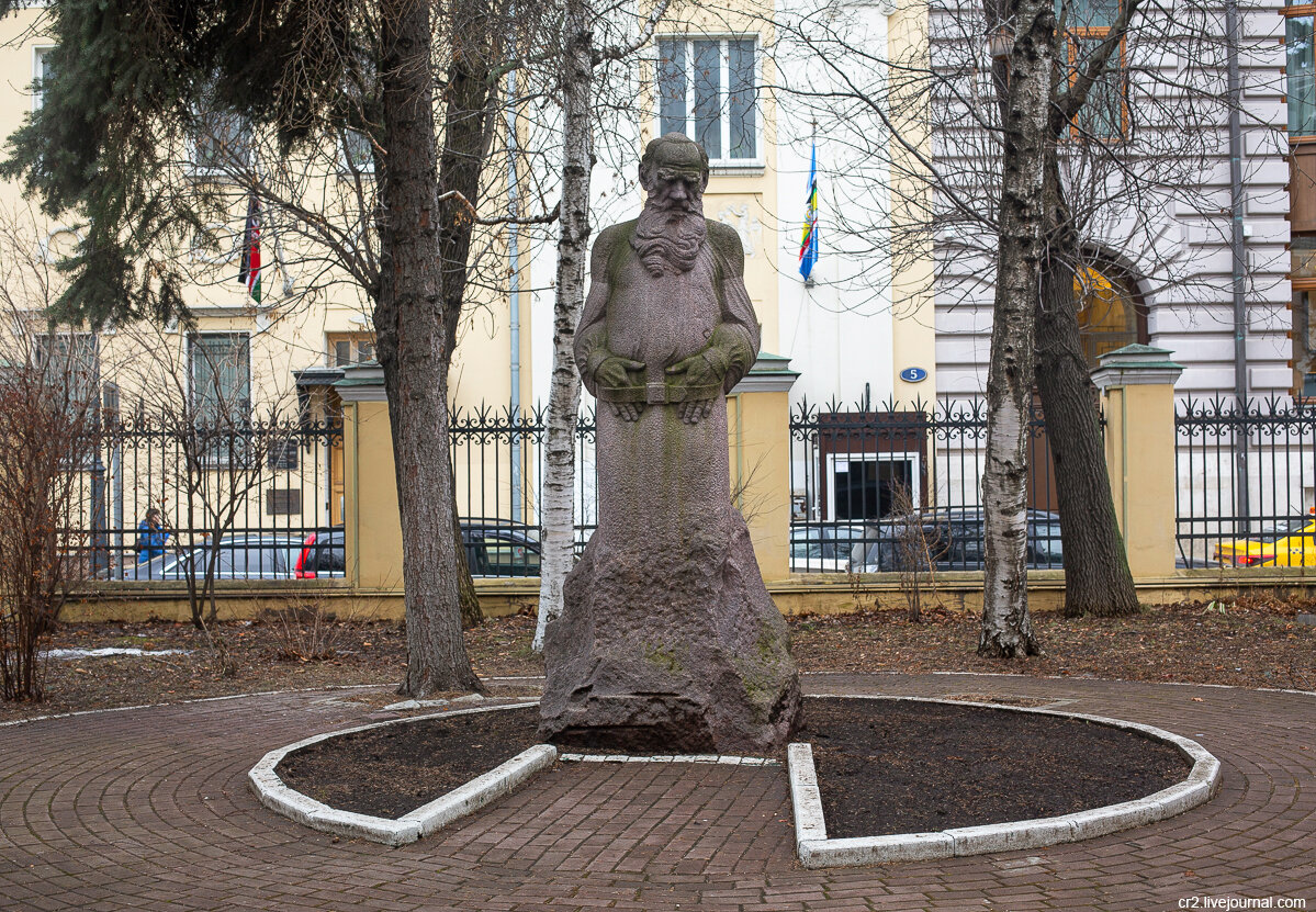 Памятник Льву Толстому во дворе музея писателя на Пречистенке. Москва. Фото автора статьи 