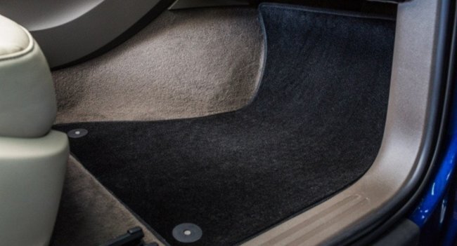 В зимнее время мягкий ворсистый коврик работает намного хуже. Химические реагенты могут проникать в структуру, из-за чего внутри образуется плохо вымываемая корка