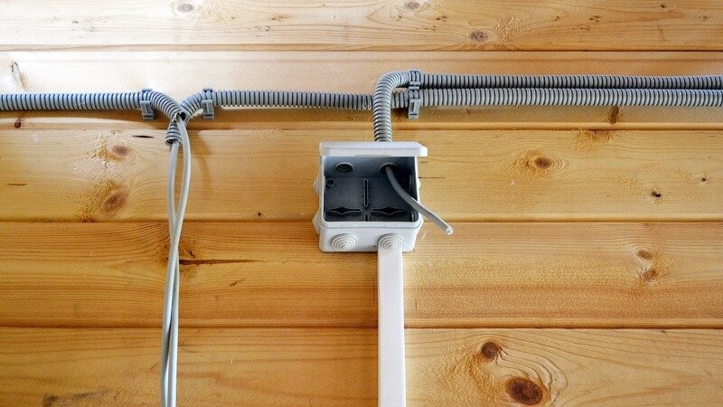 При пользовании электричеством во время первых приездов на дачу после зимы не забывайте об осторожности. (Фото используется по стандартной лицензии ©hozvopros.com)