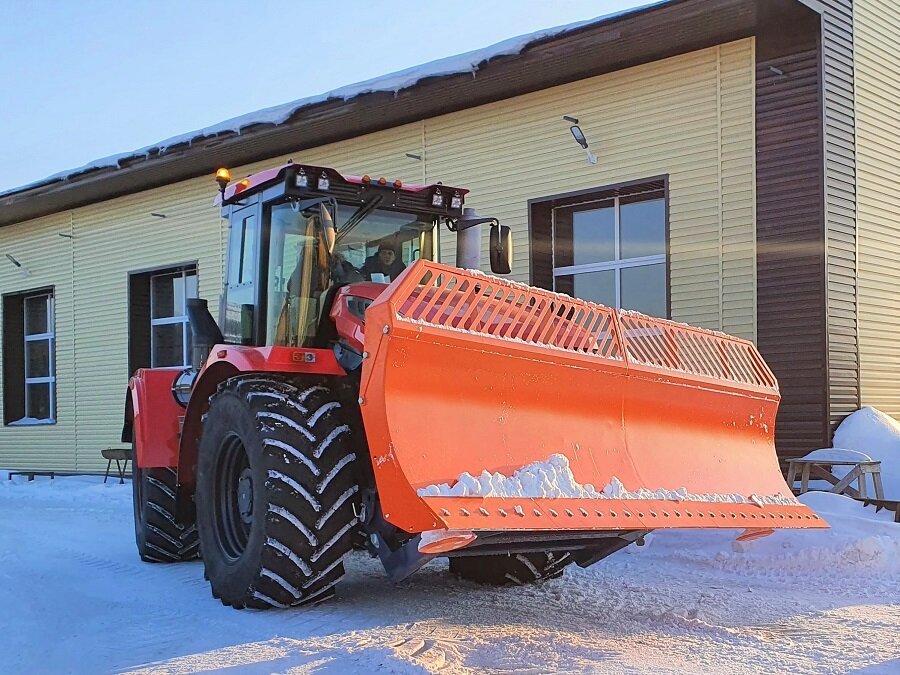 Трактор Кировец К-7М получил новый быстросъемный и мощный бульдозерный отвал