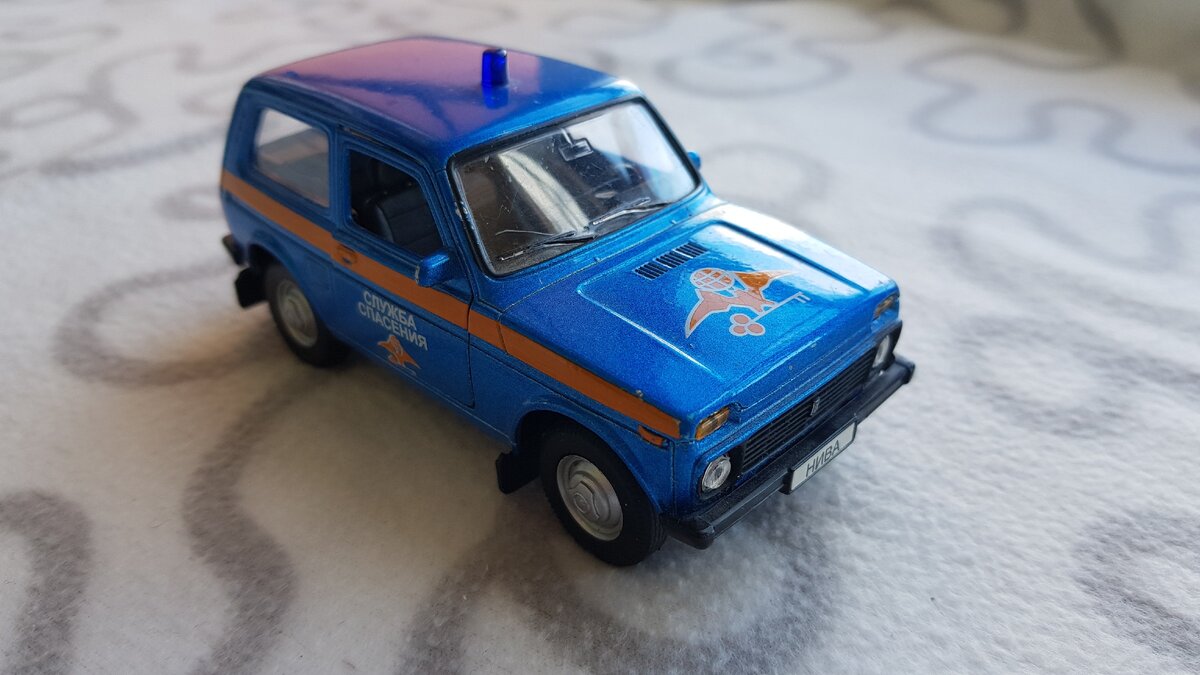 Нива 2121 "службы спасения" синего цвета, довольно красивая в таком цвете