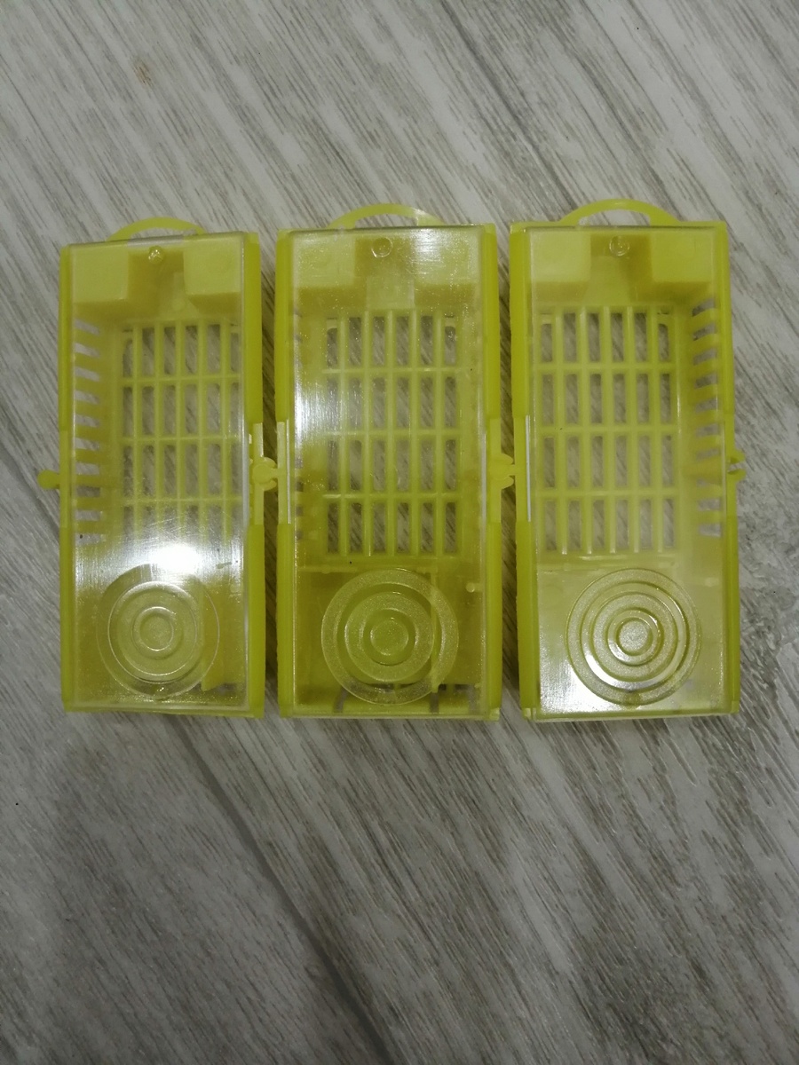 Клеточки для пересылки маток. 