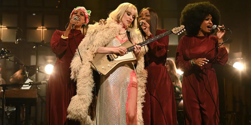 St. Vincent представляет "The Melting Of The Sun" на шоу  Saturday Night Live