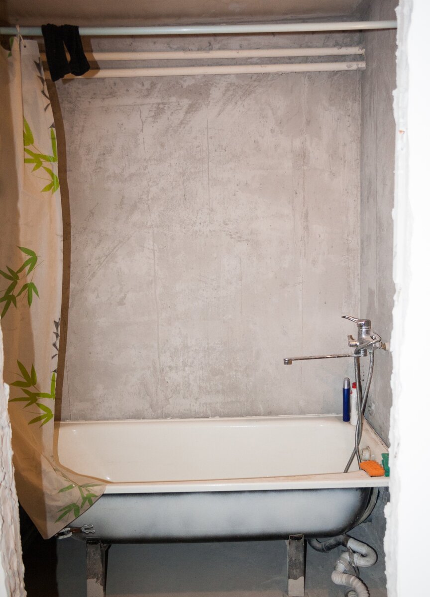 Санузел раздельный, в этой маленькой комнатке разместится только ванная и раковина