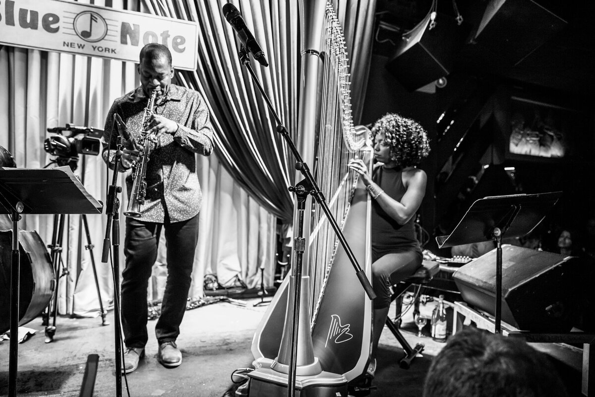 Брэнди Янгер во время выступления в джазовом клубе Blue Note