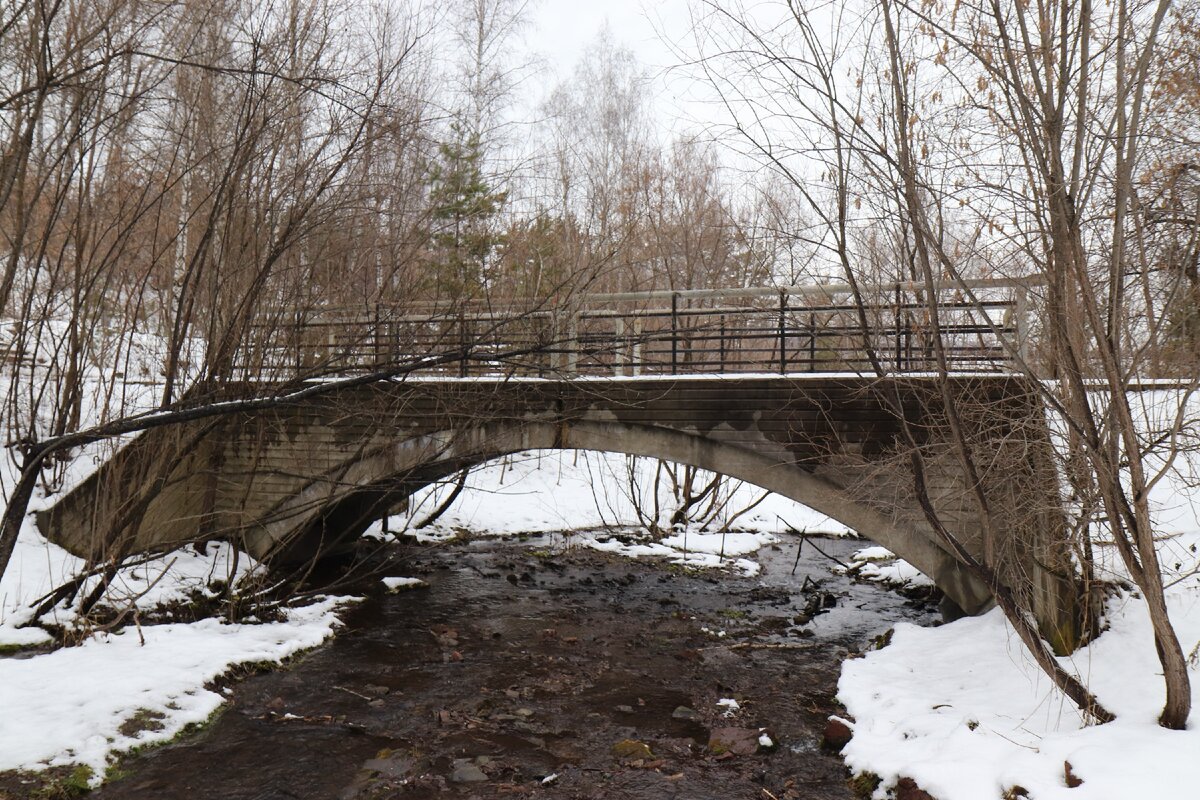 Мост через ручей Лалетино в заповеднике Красноярские столбы
