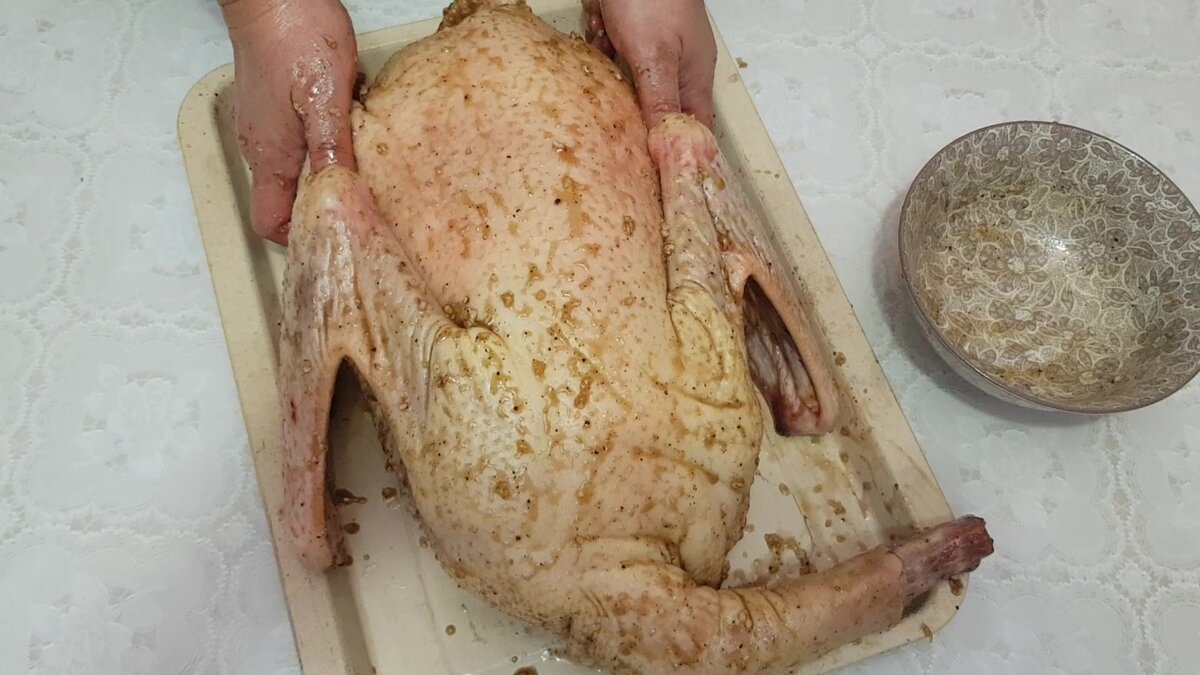 Обмазали гуся изнутри и снаружи. Оставляем мариноваться на 3 -4 часа. 