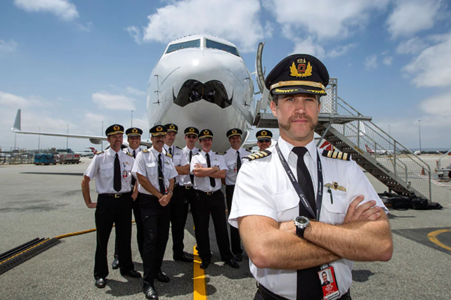 Капитан Stephen Paul и пилоты австралийской авиакомпании Qantas позируют с самолетом Qantas Mo в Perth Airport 10 ноября 2014 года. Фото: Getty Images